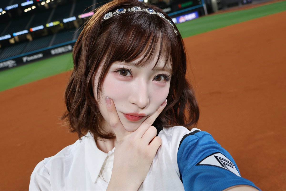 yuiyui_maromaro's tweet photo. 北海道日本ハムファイターズ🦊💙
キツネダンス
AFTER GAME スペシャルライブ🎤
ありがとうございました！！！

そして、マジムリ学園や1st写真集も
見てくれてて応援してくれてる
田宮裕涼選手とお会い出来ました！

#lovefıghters 
#AKBが好きish
#日本ハム https://t.co/sIZDEOw3B8