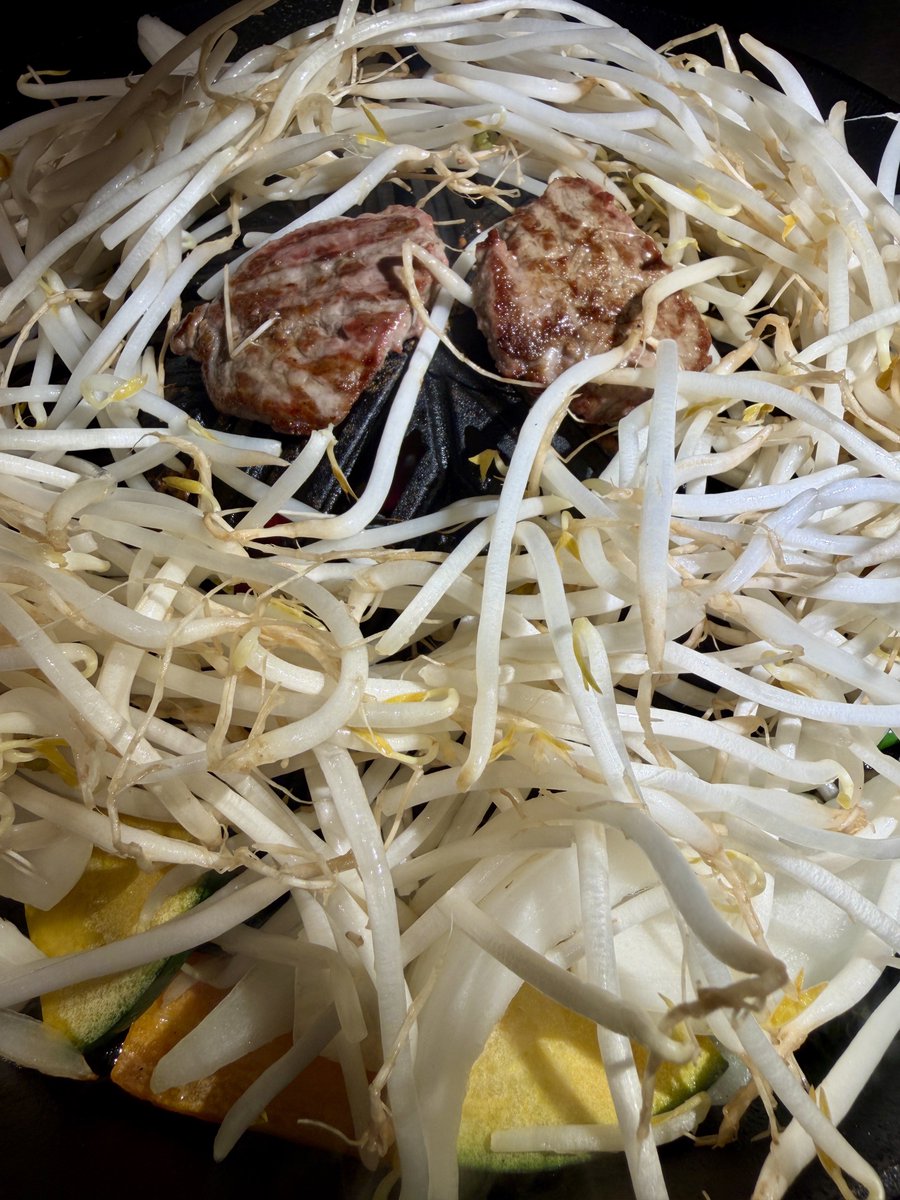 kiryuintw's tweet photo. 札幌に来てます✈️旭川のジンギスカン大黒屋さんの札幌店へ行ってみた美味しかった！メチャ食べた(^〜^)
明日と明後日はゴールデンボンバーのファンクラブライブinカナモトホール（札幌市民ホール）です！
会員の皆さん宜しくお願いしますー！👍
#超厄年祭 https://t.co/zOrQNp4WH8