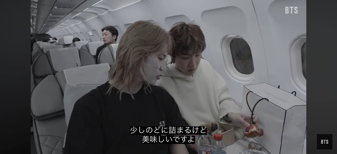 nerineBTS_7's tweet photo. ホプミンが全力で笑ってワイワイしてるのもいいけど、
リラックスしてる落ち着いた空気感もとても良い
おにぎりについて話してるの癒し☺️

https://t.co/m6BGsa7htU https://t.co/yFZUY9iojw