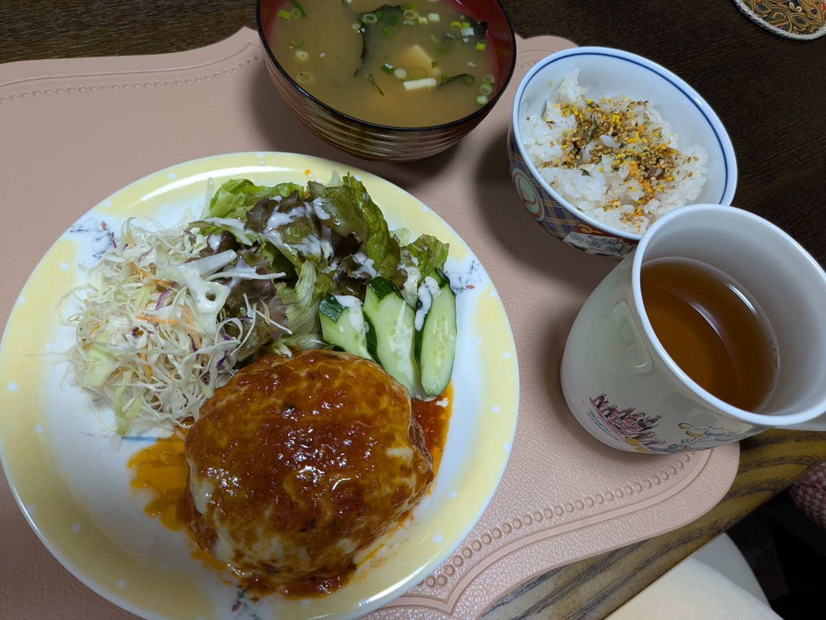 moniizm's tweet photo. 先週は初盆でお寺に行ってたからお弁当にしたけど

今週から復活
〇キノコ練込み煮込みハンバーグのチーズのせ、野菜添え
〇(即席)減塩しじみ汁、きざみこうや豆腐とネギを追加

🍚🐷飯には緑黄色野菜ふりかけをかける！ https://t.co/LpiWotQwpv