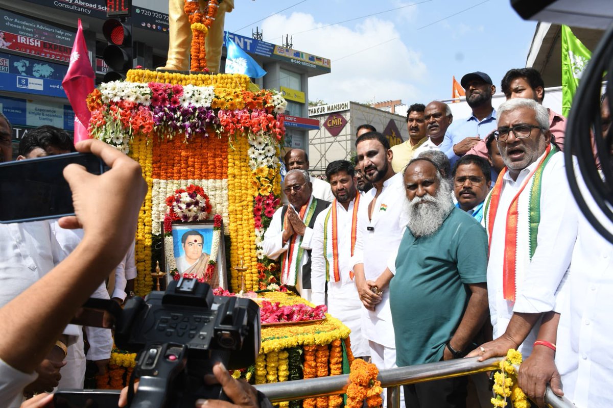 ImJaggaReddy's tweet photo. రాజీవ్ గాంధీకి నివాళులు అర్పించిన టీపీసీసీ వర్కింగ్ ప్రెసిడెంట్ జగ్గారెడ్డి మరియు ప్రభుత్వ సలహాదారు వీ హనుమంత రావు..

#Jaggareddy #RajeevGandhi #VHanumantharao #Congress #RahulGandhi https://t.co/PhijAowtER