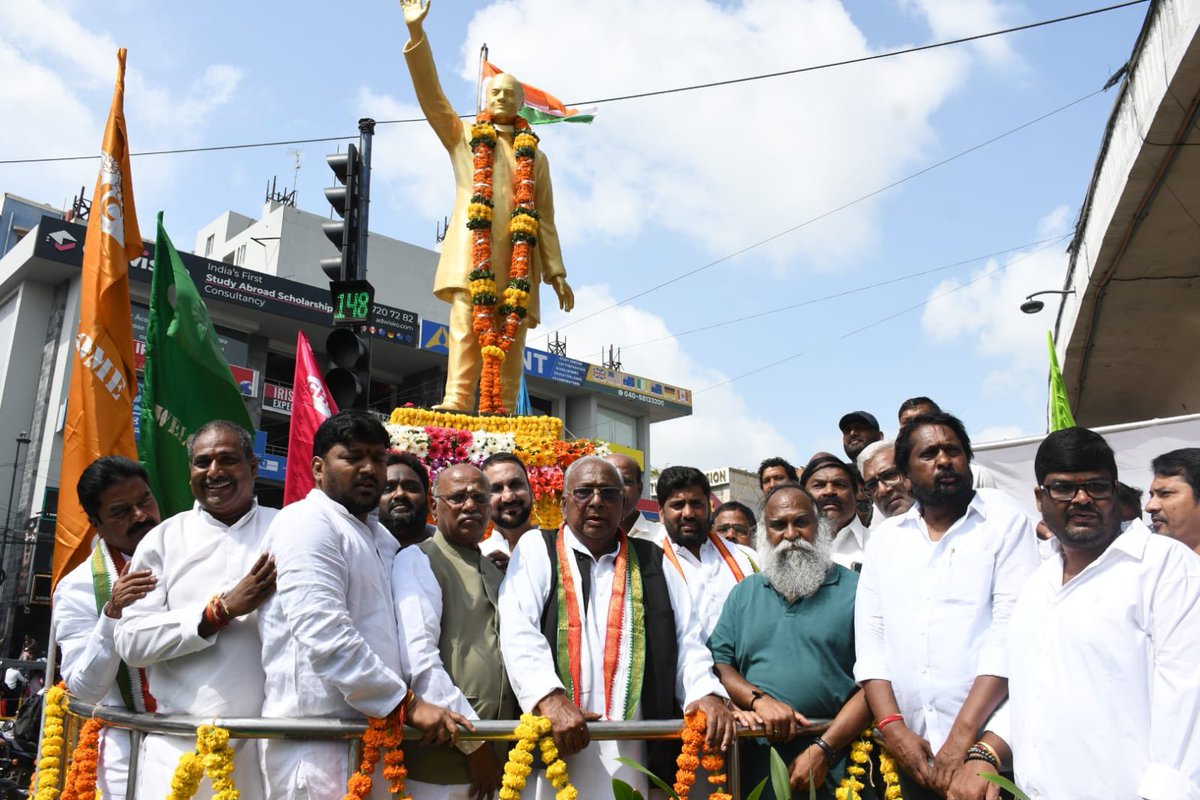 ImJaggaReddy's tweet photo. రాజీవ్ గాంధీకి నివాళులు అర్పించిన టీపీసీసీ వర్కింగ్ ప్రెసిడెంట్ జగ్గారెడ్డి మరియు ప్రభుత్వ సలహాదారు వీ హనుమంత రావు..

#Jaggareddy #RajeevGandhi #VHanumantharao #Congress #RahulGandhi https://t.co/PhijAowtER