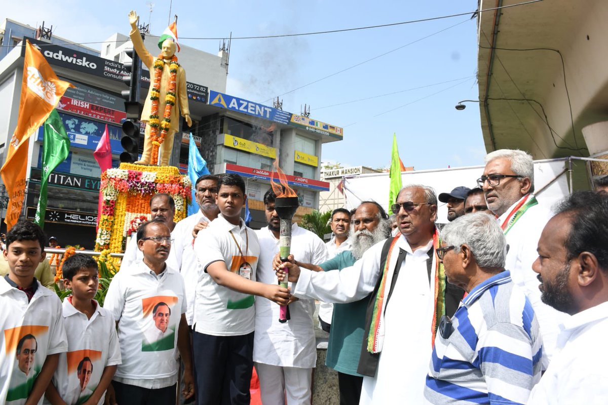 ImJaggaReddy's tweet photo. రాజీవ్ గాంధీకి నివాళులు అర్పించిన టీపీసీసీ వర్కింగ్ ప్రెసిడెంట్ జగ్గారెడ్డి మరియు ప్రభుత్వ సలహాదారు వీ హనుమంత రావు..

#Jaggareddy #RajeevGandhi #VHanumantharao #Congress #RahulGandhi https://t.co/PhijAowtER