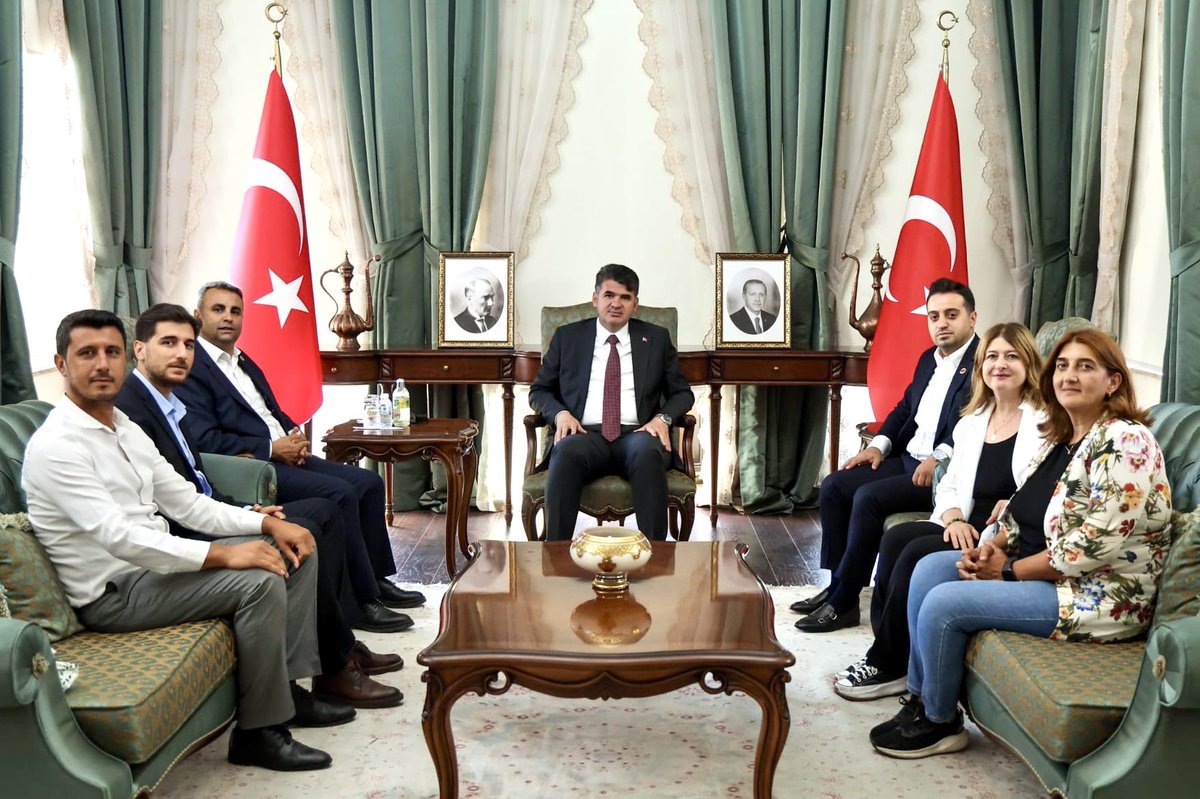 AhmetTitiz27's tweet photo. Kilis Valimiz Sayın Ömer Kalaylı’yı makamında ziyaret ederek, şehrimiz ve muhtarlarımızla ilgili konular üzerine verimli bir istişare gerçekleştirdik.

Nazik ev sahipliği ve kıymetli sohbetleri için Sayın Valimize teşekkür ediyor, görevinde başarılar diliyorum. 🇹🇷
@KalayliOmer https://t.co/00gVGu9VEk