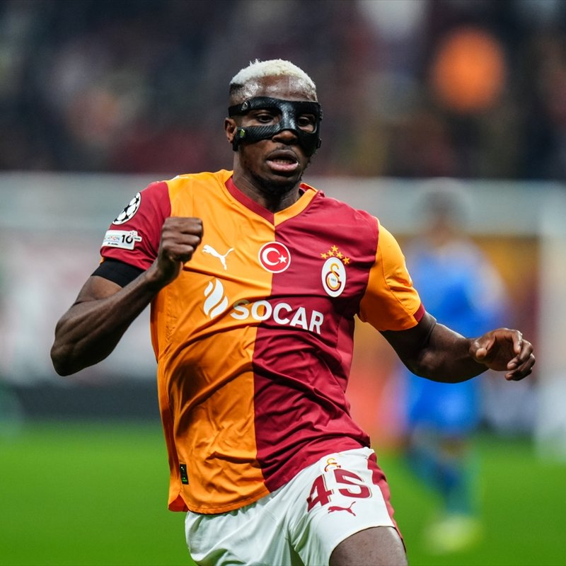 pusholder's tweet photo. Victor Osimhen, antrenmandan ayrıldığı sırada aracıyla kırmızı ışıkta geçti.

Osimhen'e 5.000 TL para cezası kesildi. https://t.co/FAdWEjmQdt