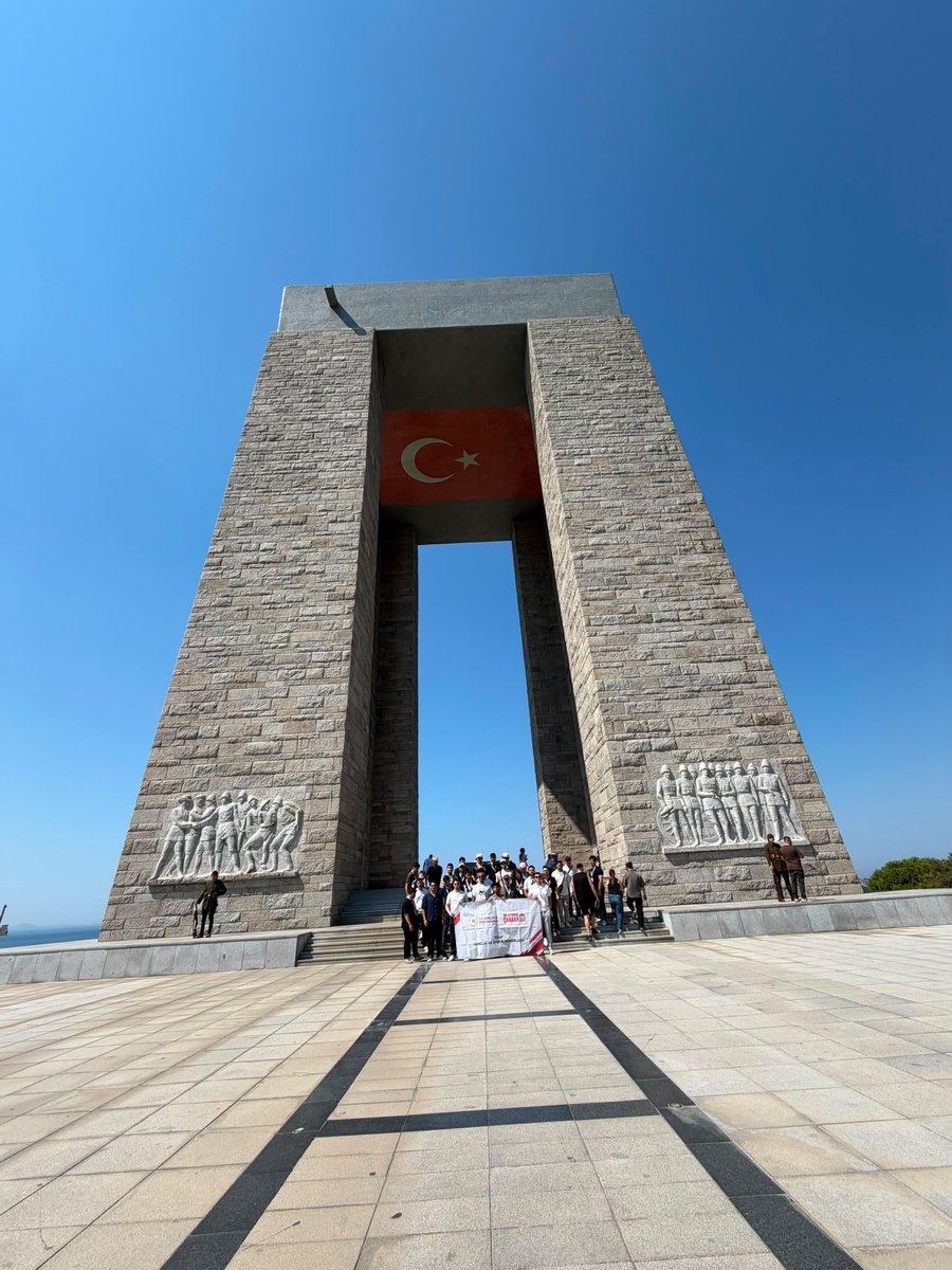 GSB_ZileGM's tweet photo. Çanakkale Ruhuyla 🇹🇷

Bir kez daha Çanakkale yolundaydık…
Bir kez daha gençlerimizi bu eşsiz topraklarla buluşturmanın gururunu yaşadık. 🇹🇷

Tarihin izinde yürüdük, Çanakkale ruhunu yeniden hissettik.
#zilegençlikmerkezi
#gsbgm 
#birdestandırçanakkale🇹🇷 https://t.co/L0FkAfwx9Q