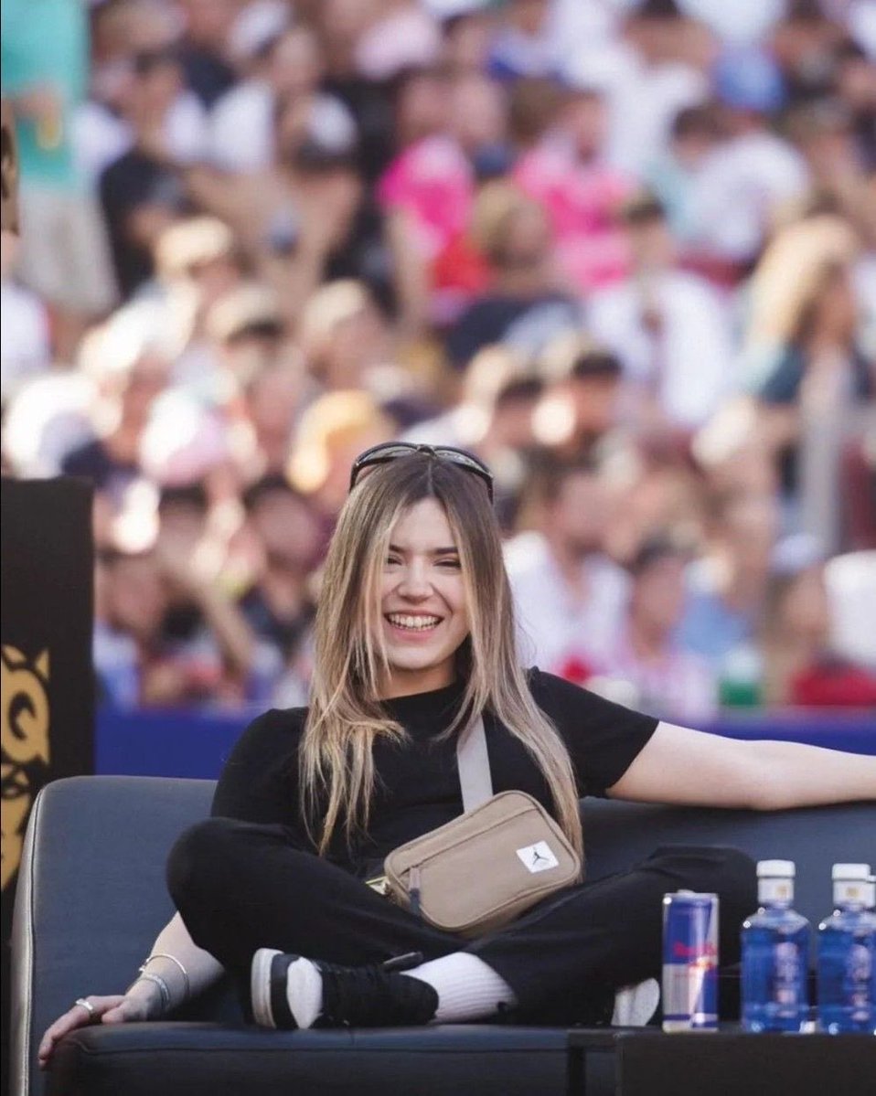 Cypdiaries's tweet photo. Celebro a una mujer que enseñó lo que es la verdadera resiliencia. Pararse firme cuando todo está en contra y no agüitarse nunca.

Una mujer que con todo y todo, sigue ganando en el amor, la amistad y la familia, porque todo lo hace con puro pinche corazón. 
Feliz vida, Rivers.🖤 https://t.co/iaJJjsbBLl