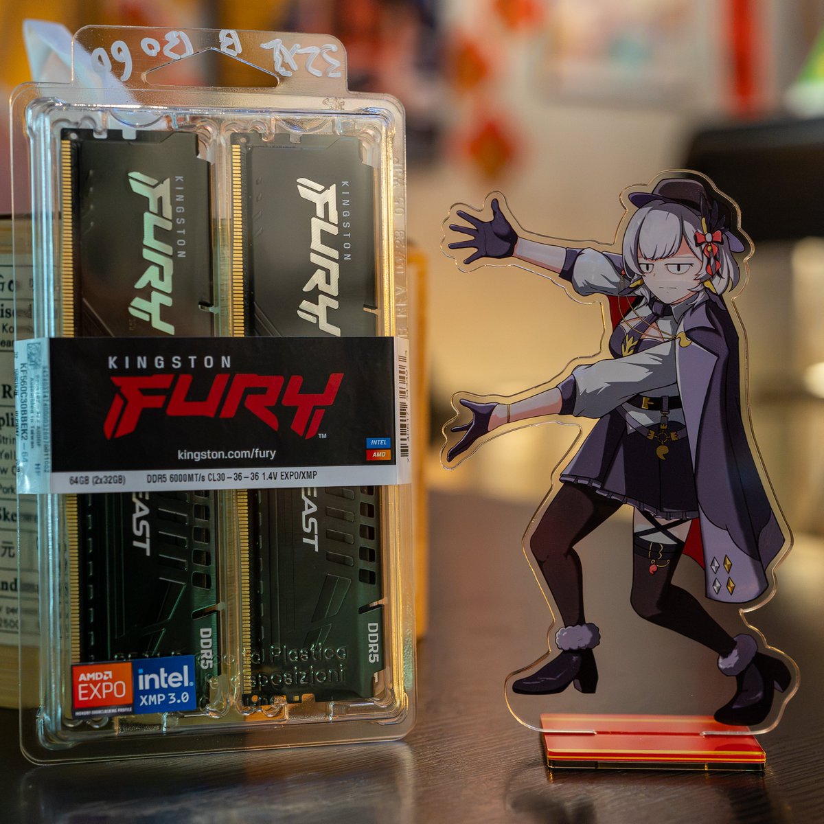 Rev1s10n's tweet photo. 關於那個立牌
商品是整片的 14.7 平方公分壓克力
雙面都有保護膜，但背面（不嘻嘻那面）還有額外一層黏性滿強的膠布把整塊貼住
要把立牌取下的話建議是先撕掉背面的透明膠面，不然還滿難拿下來的（1/2） https://t.co/ubOwr7fA4W