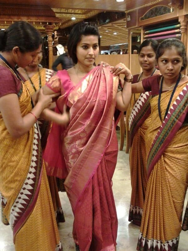 Emilia1430's tweet photo. Sales lady:Madam,this saree would suit you the best
Me:WHAT...? I am a...
Mom:(giggles)Yeah I think so too,go try this on sweetie
Me:Stop it mom it's not funny
Mom:It was your choice to grow your hair long like a girl now suffer the consequences
Me: https://t.co/H7yG6II9Fa