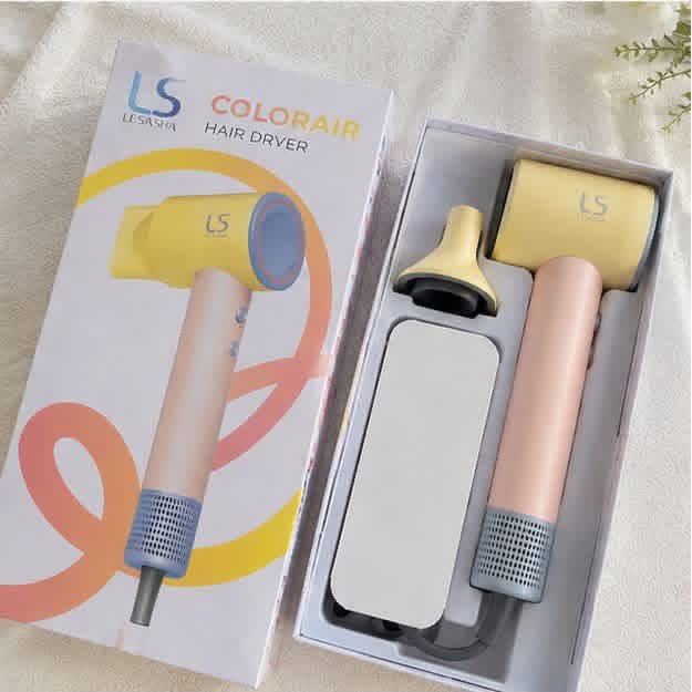 fpgg98's tweet photo. 💛 #ไดร์เป่าผม อะไรน่ารักจนอยากหยิบมาใช้ทุกวัน!
#LESASHA ColorAir ลมแรง ผมแห้งไว แถมมีประจุลบ 600 ล้านตัว ช่วยให้ผมดูนุ่มลื่น ✨
สีคือน่ารักเกินต้าน ต้องเก็บเลย #ของมันต้องมี #ของใช้ในบ้าน 

🍊พิกัด : https://t.co/fFDPlZCMUF
🍊พิกัด : https://t.co/fFDPlZCMUF https://t.co/uc3FDRGp59