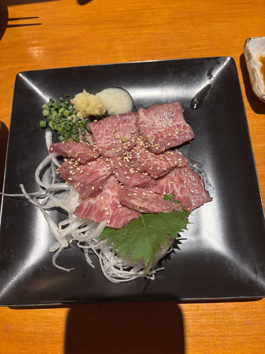 ERINA32075634's tweet photo. 今日はお久しぶりの人と懐かしい話や人生についてめちゃくちゃ喋りまくったよ😂

楽しかったから明日も仕事頑張れそう！

画像はサシが入った珍しいタイプの馬刺し

クセがなくて美味しかった😋 https://t.co/pvDJtDBHYM