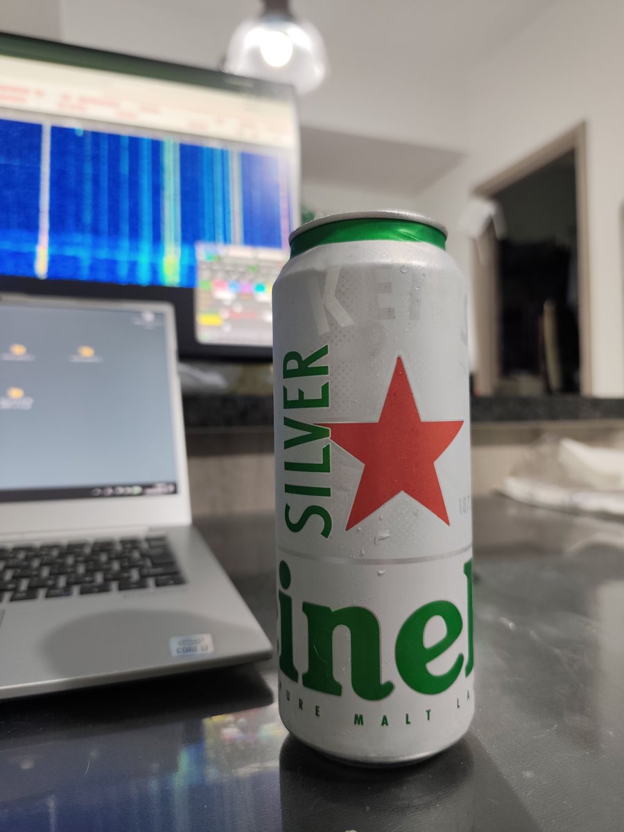 JP3UOI's tweet photo. お疲れ様です。

今夜のビール！シリーズ！！
ハイネケンのシルバーなのです。少しでもカロリー低めと買うのですが、、結局一緒なのです。。飲み過ぎです。

街角で見かけた10m（11m？）のベースローディングANTを上げてるモービル局、シースルーの給電部Lには絶縁オイルが満たされた。。
KW級かい！？ https://t.co/ysDMPjHHZX
