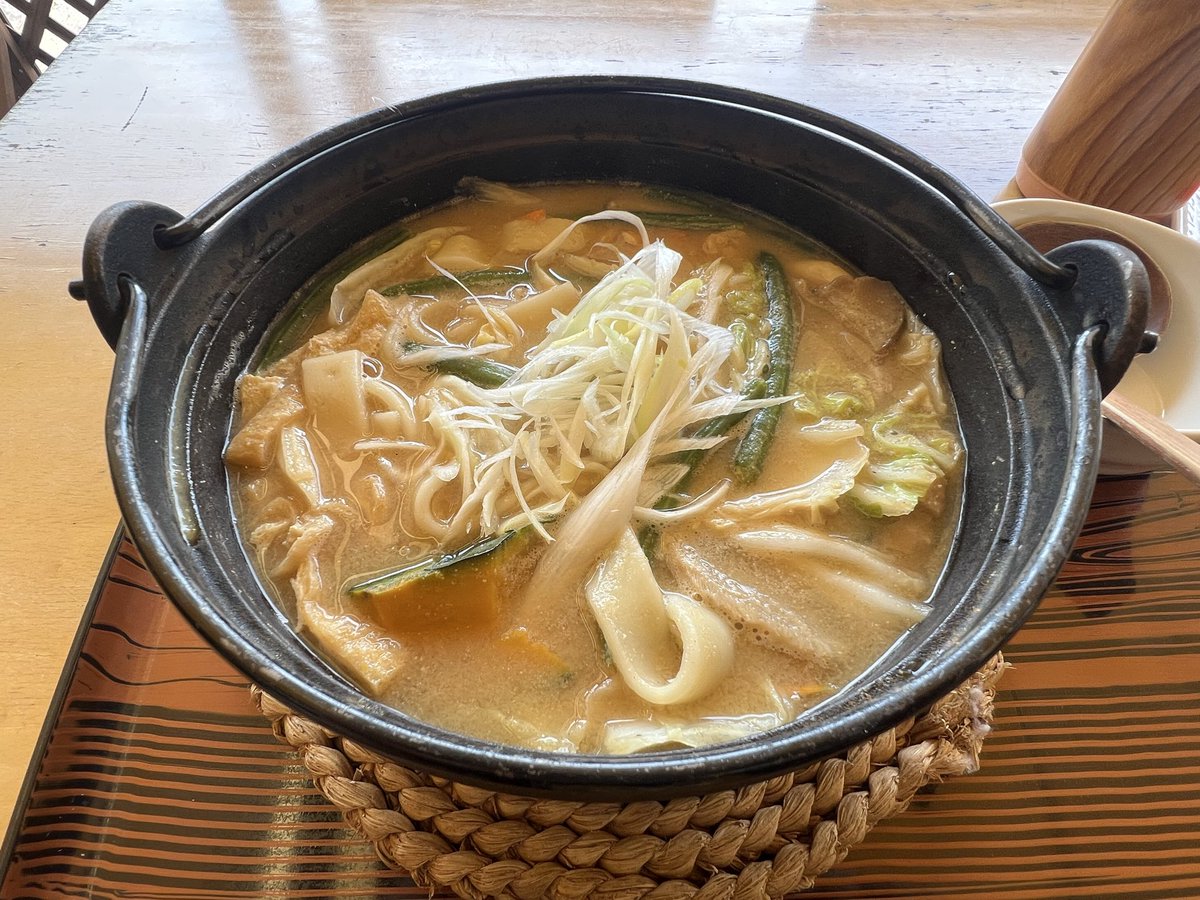 rainie_t's tweet photo. 人生初
食べた事ある人に聞くと良い感想聞かないので不安でした。
ですが、コクもあるけどやさしい味と太くてもちもちした麺が印象的で気付いたら完食してましたw途中で入れた自家製唐辛子も良かった。
冬食べたらもっと美味しんだろうな〜そして1人ではなく2人で…。募集してます♡w https://t.co/FEH4H2yYDx