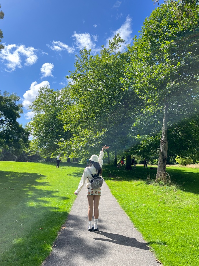 PiperAnsoniaey's tweet photo. Hoy hace sol, 22 grados, perfecto para caminar por el parque con un helado de vainilla. https://t.co/20tMdYMZMM