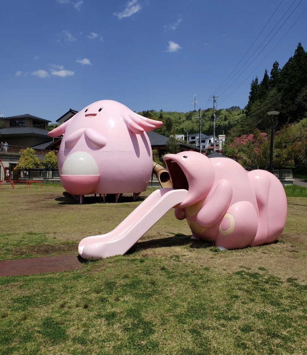 Fukushima_sanpo's tweet photo. 福島県にはラッキー公園と言われる公園が4ヶ所あるってご存知でしたか❣️

場所はこちらです！
①ラッキー公園 in こおりやまし
　開成山公園内（郡山市）

① ラッキー公園 in なみえまち
　道の駅なみえ（双葉郡浪江町）

③ ラッキー公園 in しょうわむら
　道の駅 からむし織の里しょうわ（大沼郡昭和村）

④ ラッキー公園 in やないづまち
　道の駅 会津柳津（河沼郡柳津町）

ふくしま応援ポケモン「ラッキー」をモチーフにした可愛い遊具がいっぱいの公園です🫶

全国初のポケモン公園も含まれていて、家族連れに大人気！
『Pokémon GO』で遊んでいる人は、ラッキーに会えるかも？🥚✨