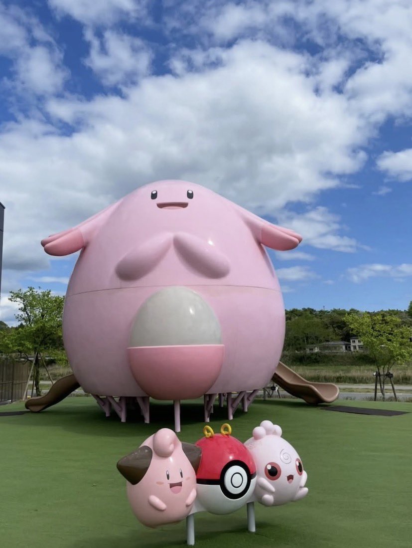 Fukushima_sanpo's tweet photo. 福島県にはラッキー公園と言われる公園が4ヶ所あるってご存知でしたか❣️

場所はこちらです！
①ラッキー公園 in こおりやまし
　開成山公園内（郡山市）

① ラッキー公園 in なみえまち
　道の駅なみえ（双葉郡浪江町）

③ ラッキー公園 in しょうわむら
　道の駅 からむし織の里しょうわ（大沼郡昭和村）

④ ラッキー公園 in やないづまち
　道の駅 会津柳津（河沼郡柳津町）

ふくしま応援ポケモン「ラッキー」をモチーフにした可愛い遊具がいっぱいの公園です🫶

全国初のポケモン公園も含まれていて、家族連れに大人気！
『Pokémon GO』で遊んでいる人は、ラッキーに会えるかも？🥚✨