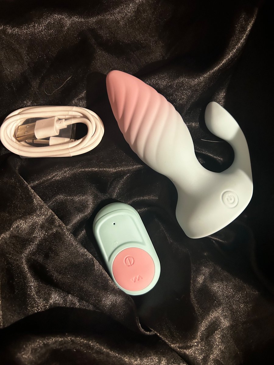 Nat_after_dark's tweet photo. I absolutely love the design of this toy! The ridges add a really nice texture, and the vibration settings give you plenty of variety to choose from. it feels well made, looks great, and has been a really fun addition to my collection. Thanks for the fun toy! @manishamahesh16 https://t.co/UnnKhy8agT