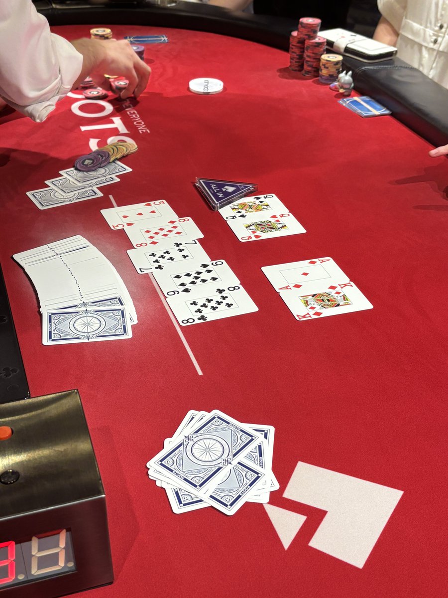 kinotake_14's tweet photo. 3rd Break前、60bb(21万点)持ち
※アベ倍
QQ<AA、-30bbくらい
AKs<QQ、-30bbくらいで0.25bbへ
これがブラインド1周の間に起きて(どちらもBB)、強制オールインで飛び!
MTT、こわーい!27th/73Eで終わりです。。。#ROOTSpoker https://t.co/Qd9Foo1dzW