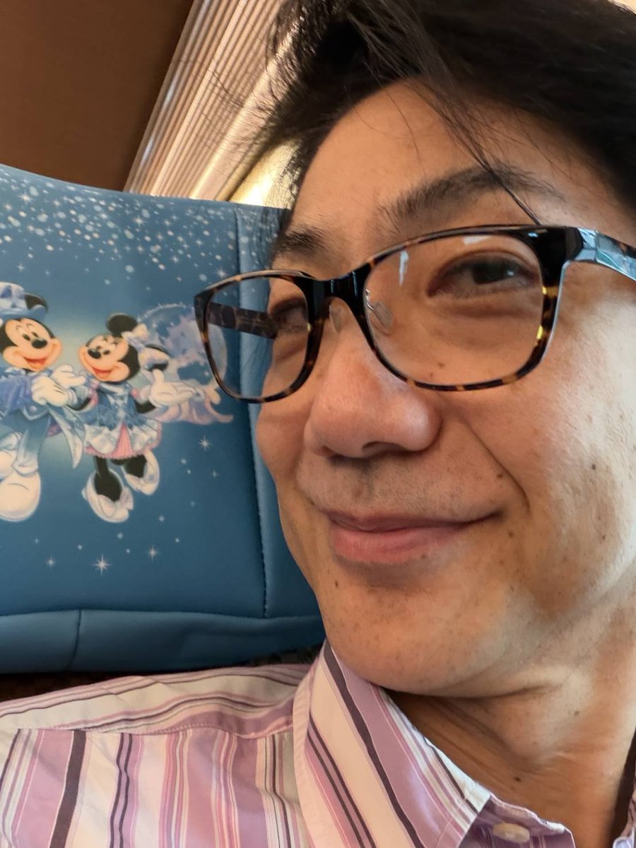 mansai_gozaru's tweet photo. 「先日の中尊寺薪能からの帰り、駅のホームで世界的スターを発見❗️記念にいろいろ撮らせて頂きました。BY萬斎」
#ラッピング東北新幹線
#ディズニー https://t.co/WG5qCqzbIg
