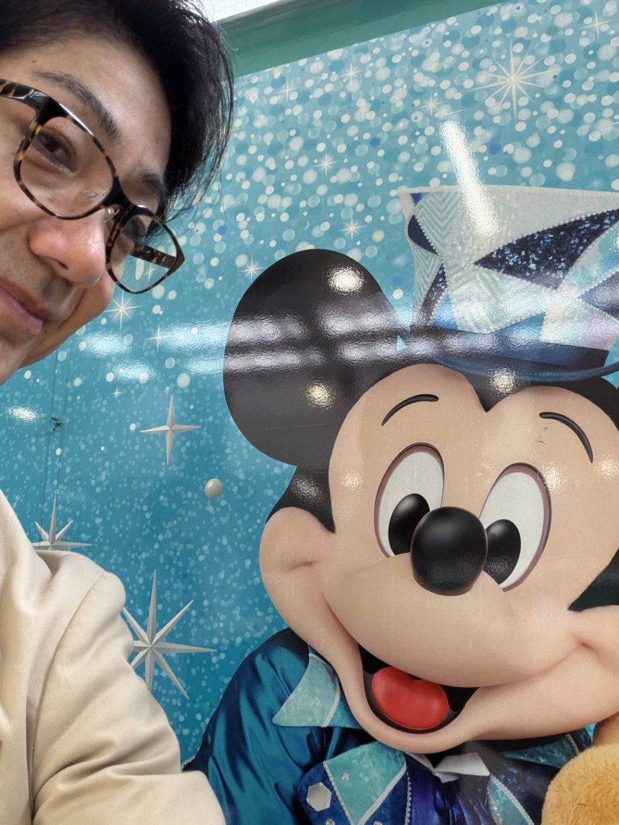 mansai_gozaru's tweet photo. 「先日の中尊寺薪能からの帰り、駅のホームで世界的スターを発見❗️記念にいろいろ撮らせて頂きました。BY萬斎」
#ラッピング東北新幹線
#ディズニー https://t.co/WG5qCqzbIg