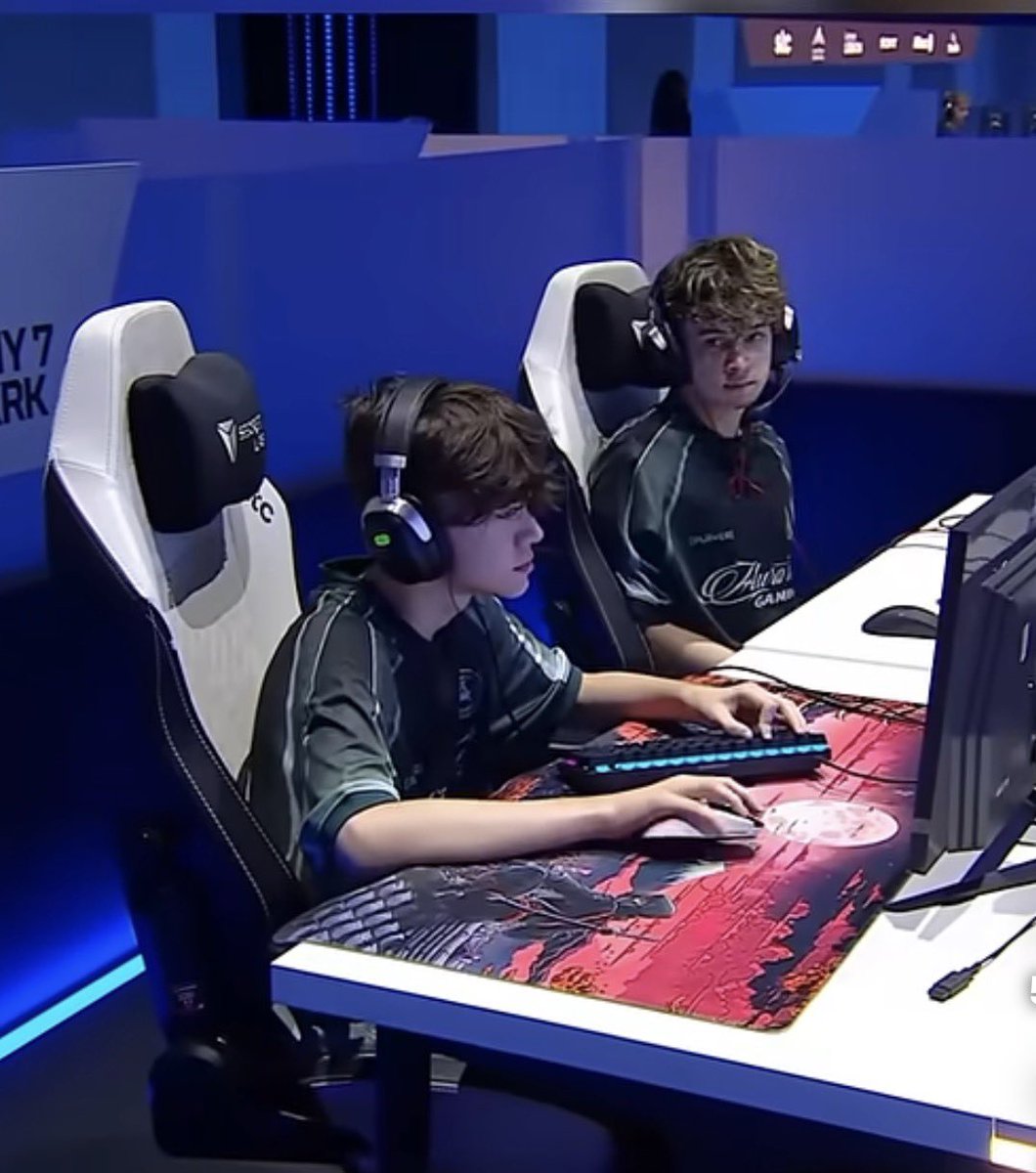 Lexugoat's tweet photo. J’vous jure t3eny il me fait de la peine ca se voit il veut célébrer juste checker au moins mais guettez shark https://t.co/vu1axwwl4F