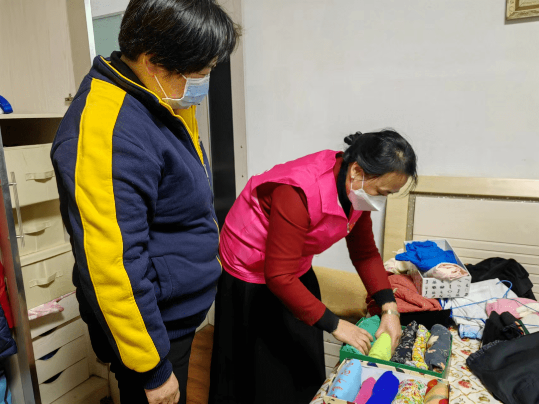 BlydiWenglish's tweet photo. Spent the morning packing care kits for local seniors with 12 awesome volunteers! Seeing their excited smiles when we dropped them off Pure joy  #VolunteerLove https://t.co/bDpajeNzw7