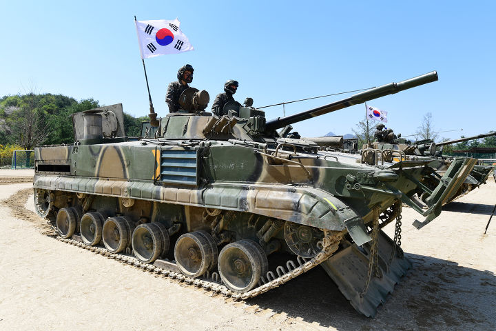 Sky010609's tweet photo. @MENAhnenerbe @Nobbie_OCs @Mikelan125R well actually, they does use those tanks and thingy, Russia give it to them back then to paying their debt https://t.co/WArB2dgHAv