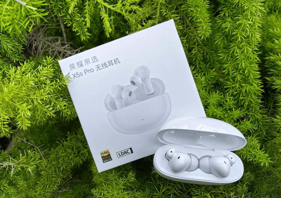sedatedbarbie's tweet photo. Just unboxed my new wireless earbuds  No more tangled wires! Sound quality is chef’s kiss, perfect for my morning runs. #Unboxing #TechFind， https://t.co/CdTR1QHl82