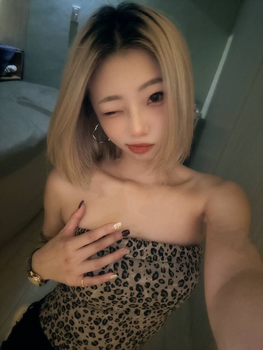 anthony9madison's tweet photo. 月月要出門了
 看好你們的男朋友
 小心被月月拐跑了 https://t.co/DQu4g29yD9