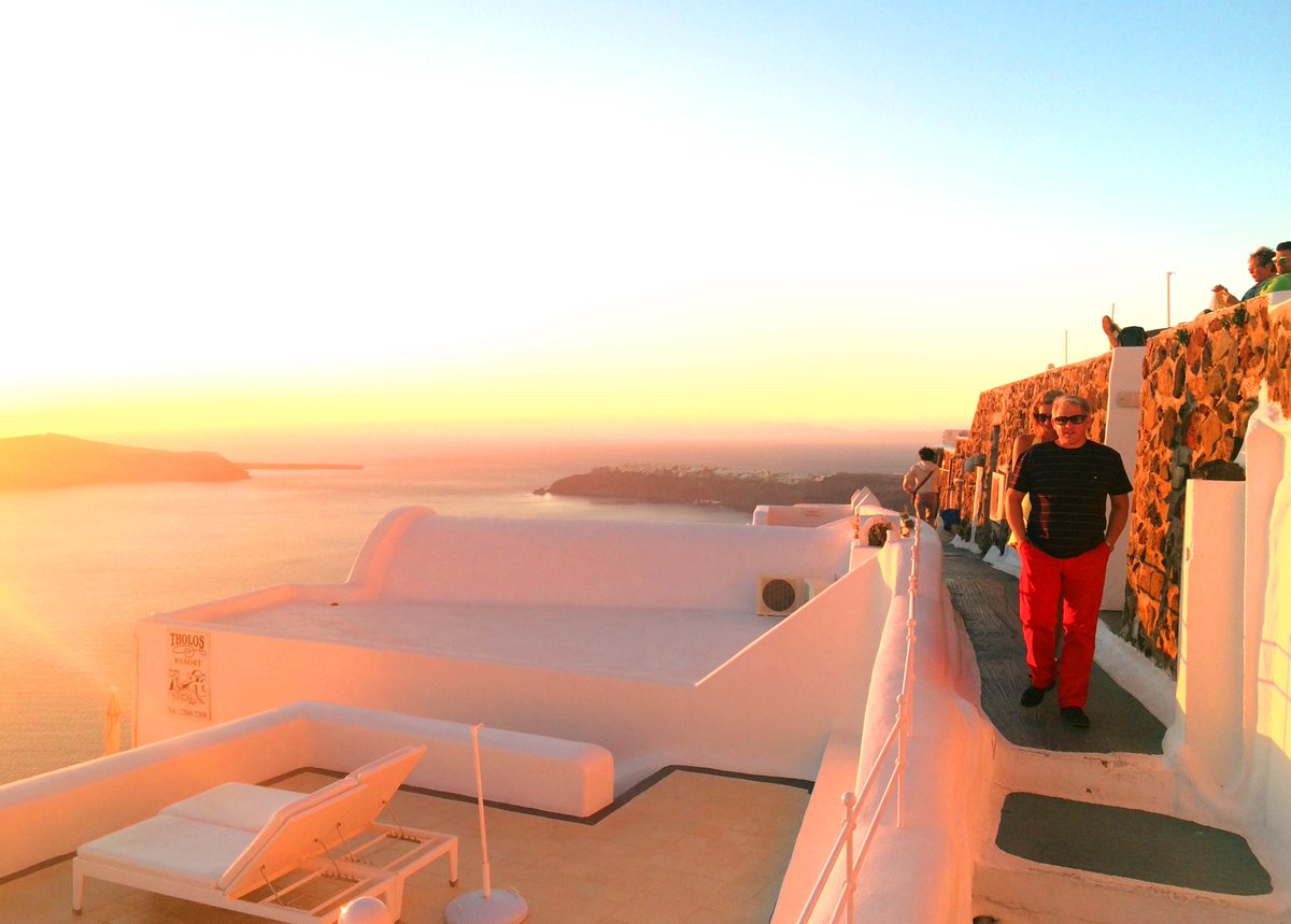 likeaaude's tweet photo. Spent the afternoon chasing golden hour over Santorini’s white-washed villages—sun dipping into the Aegean, wind carrying the salt of the sea, and no alarm clock for tomorrow. This is pure, unplanned magic. https://t.co/Df9jrKF9zN