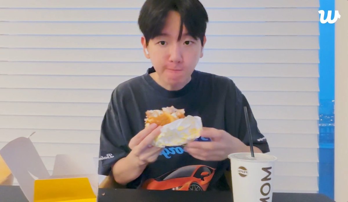 exo_zip's tweet photo. 260819 Weverse Live 

So glad to see him eating so well 😛🥰

#EXO #BAEKHYUN #엑소 #백현 #WEVERSE https://t.co/7h4LxoZW73