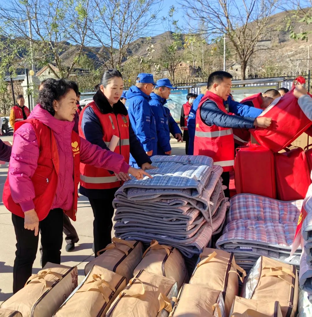 stephan51898293's tweet photo. Spent Saturday helping sort winter supplies for local unhoused neighbors—small acts, big warmth. Grateful to join this community effort!， https://t.co/HqrVXnuZPK