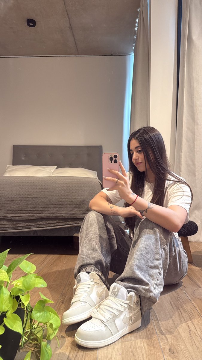 heyAlexxaa's tweet photo. I’d tell you to stop staring, but I’m not a liar. https://t.co/e27KKBQstj