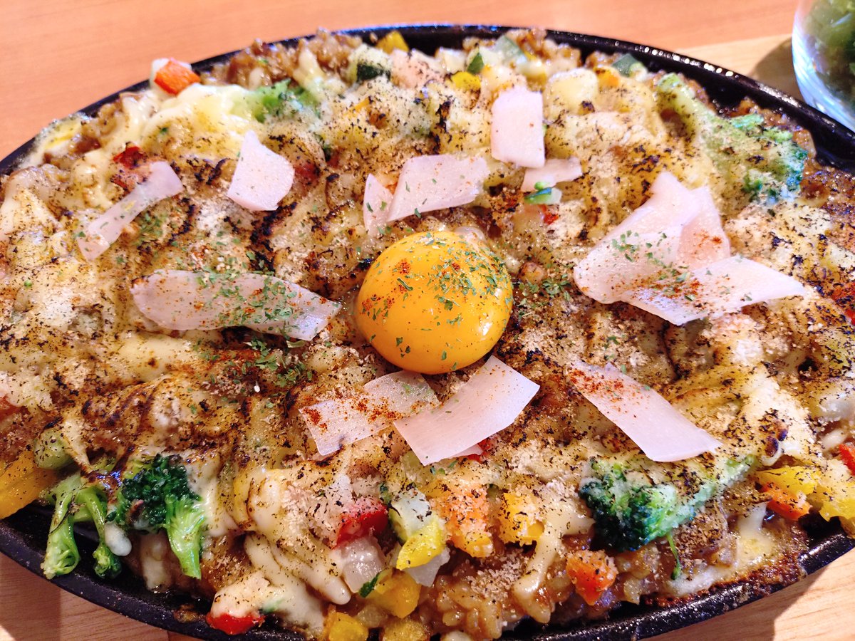 chie08082139's tweet photo. Cafe&amp;Bar47でランチ🍴
岩下の新生姜×Cafe&amp;Bar47コラボ！
さっぱり!!岩下の新生姜の焼きチーズカレーをチョイス🍛
うずらの卵もほんのりピンク色で新生姜の味もした🫚
しーにゃんのお手製クッキーもおいしいな🧡
ごちそうさまでした✨ https://t.co/F2UEeHwiOY