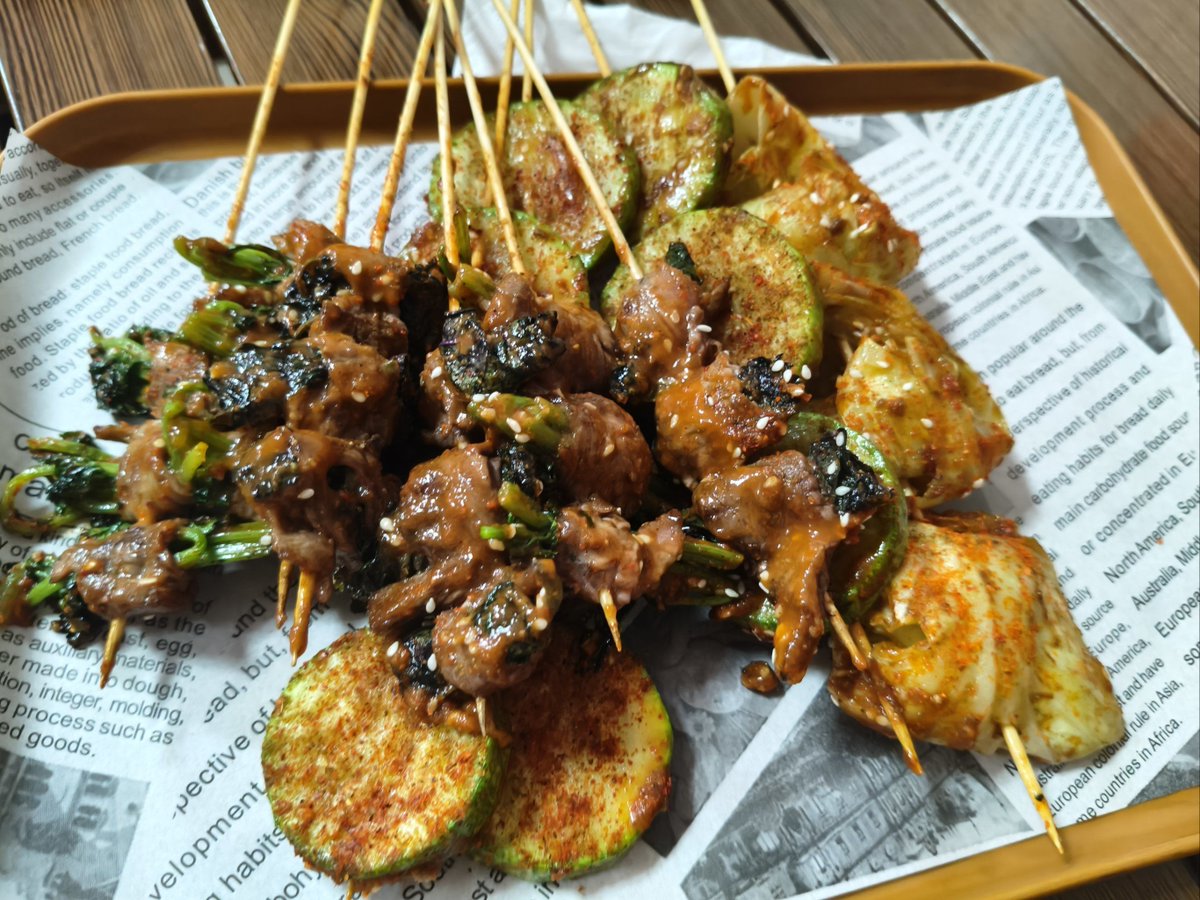 AlvenaStro98028's tweet photo. Just grabbed crispy fried skewers from the street stall! Hot, savory, perfect late-night snack vibe https://t.co/PRTxPXMqTm