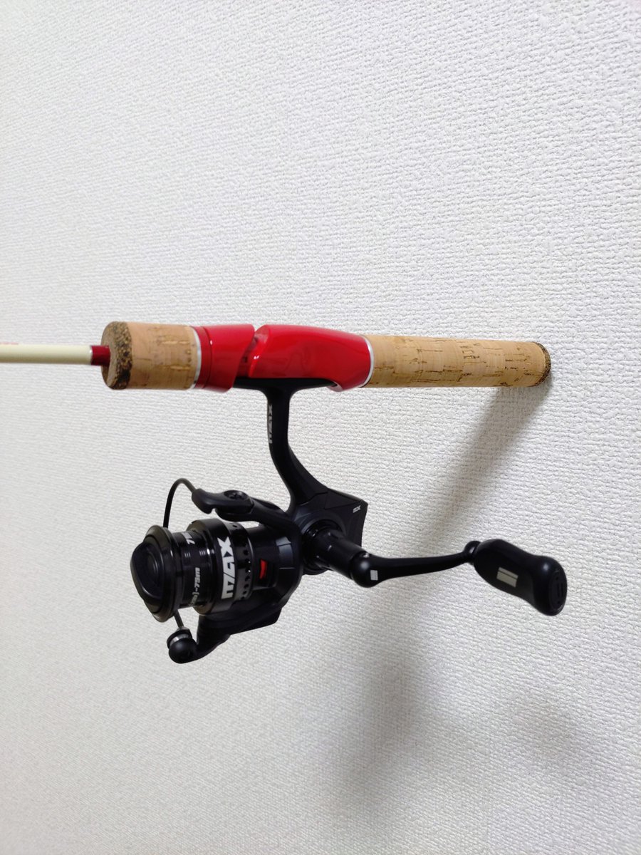 shoreriverFish's tweet photo. 買ったはいいけど、デザイン的に似合うリールがなかなか見つからなかったラパラのフィッピースピン(またの名をラパラレンジャー)。
アブの個性的なコスパ系リールと合わせてみた。
これで今流行りのチャビングに挑戦してみようかな？ https://t.co/dr5hpzPK0I