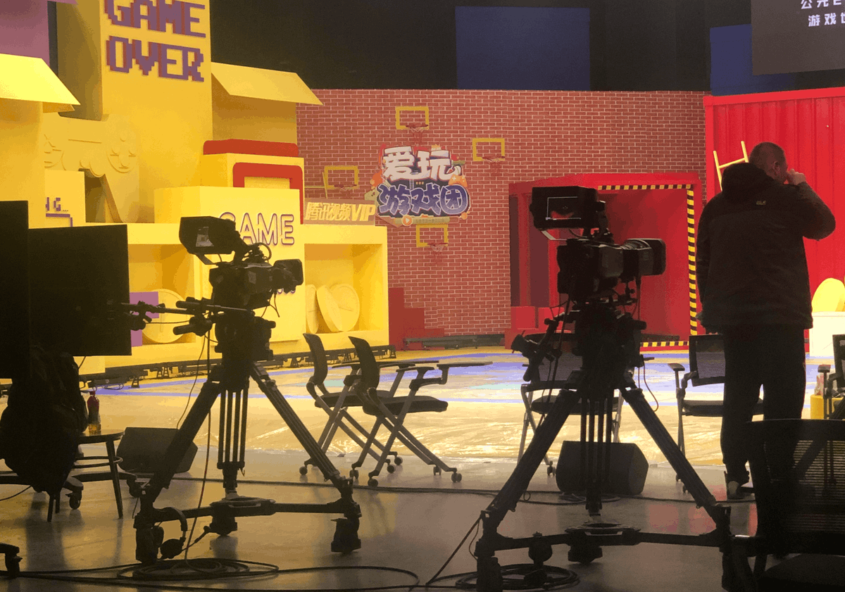 loveorsu522's tweet photo. Nuevo episodio de mi variedad favorita! Hoy venimos a grabar en el set, la atmósfera es súper animada, no te pierdas el resumen esta noche! https://t.co/afYklMv4lk