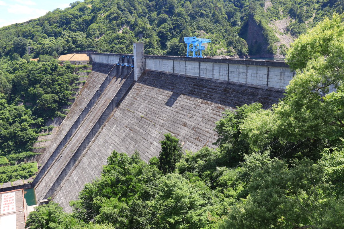 bsb222z's tweet photo. 田子倉ダムは堤高145m･堤頂長462mのサイズで堤体積はなんと195万㎥！

コンクリートダムの堤体積では神奈川県の宮ヶ瀬ダムに次いで全国2番目の巨大堤体です✨

直下にある田子倉発電所の認可最大出力は40万kwで､一般水力発電所では全国2番目の規模です🙌
#ダム博 #只見川ダム施設群 https://t.co/iPEyGFbycx