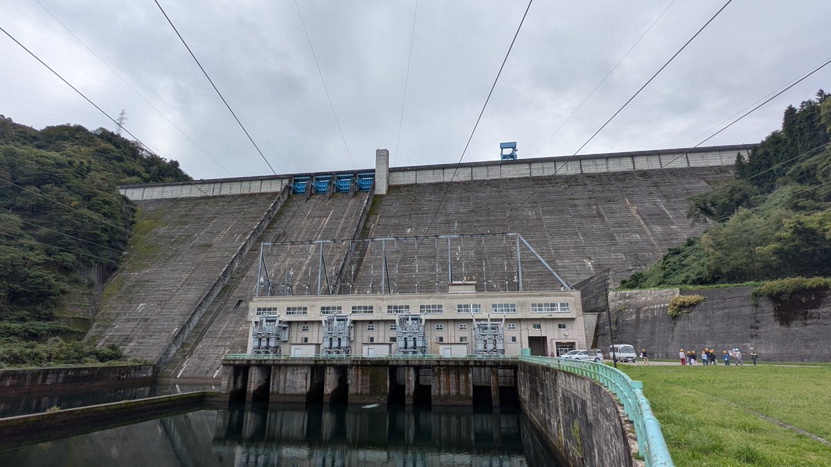 bsb222z's tweet photo. 田子倉ダムは堤高145m･堤頂長462mのサイズで堤体積はなんと195万㎥！

コンクリートダムの堤体積では神奈川県の宮ヶ瀬ダムに次いで全国2番目の巨大堤体です✨

直下にある田子倉発電所の認可最大出力は40万kwで､一般水力発電所では全国2番目の規模です🙌
#ダム博 #只見川ダム施設群 https://t.co/iPEyGFbycx