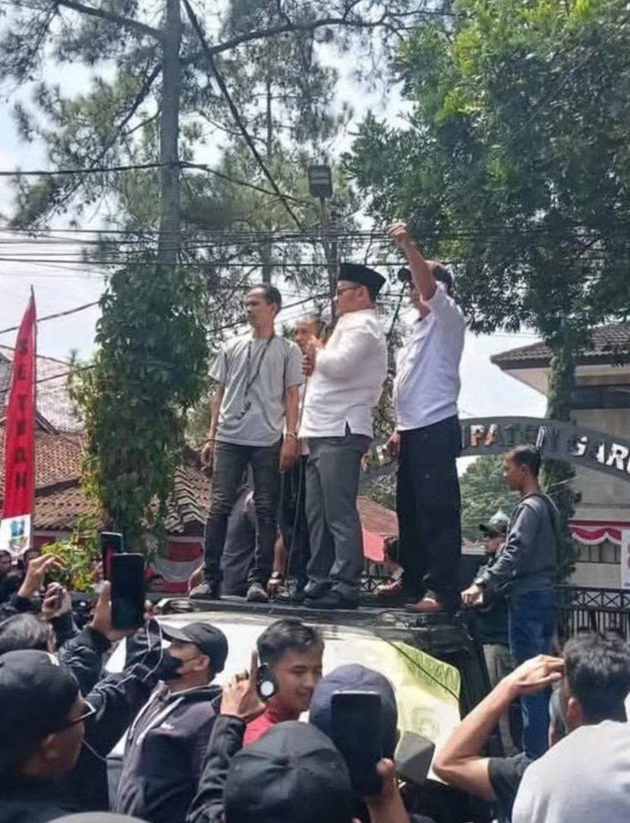 independentjawa's tweet photo. 🚨 GARUT IKUT BERGERAK! 🔥

Ribuan warga dari Banjarwangi, Singajaya, dan Peundeuy bersama sekitar 220 sopir Elf mendatangi DPRD Garut, Kamis (20/8).

Mereka menuntut perbaikan Jalan Garut Selatan yang rusak parah dan disebut telah berlangsung bertahun-tahun. Aksi mogok juga sempat mengganggu layanan transportasi.

Ini bukan sekadar soal jalan rusak. Ketika akses warga bertahun-tahun tak kunjung dibenahi, wajar jika tuntutan akhirnya turun ke jalan.

Setelah Pati, apakah aksi serupa akan terulang kembali didaerah lain?