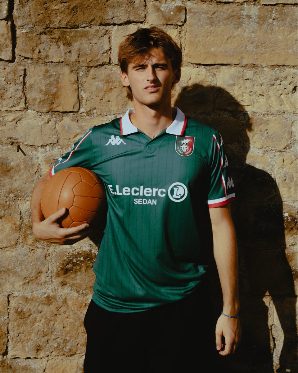 _CSSA's tweet photo. FORT DEPUIS 1919.

Les époques passent.
Les couleurs restent.

Le nouveau maillot domicile 2026/27 est là.

Des codes rétro.
Du vert. Du rouge. Sedan.
Présenté au cœur du château fort de Sedan 🏰

L’histoire sur les épaules.
Sedan sur le cœur.

CSSA × @KappaFrance 🟢🔴 https://t.co/lz77HjYhOK