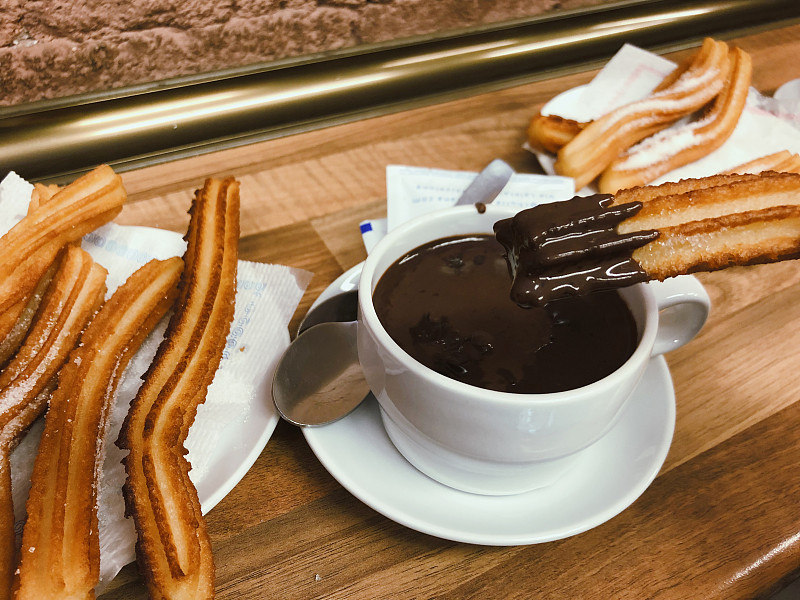 RemiOrmerokyrw's tweet photo. Hoy compramos churros con chocolate y nos los comimos sentados en el banco del parque, mirando el atardecer ， https://t.co/3p9DAgEXin