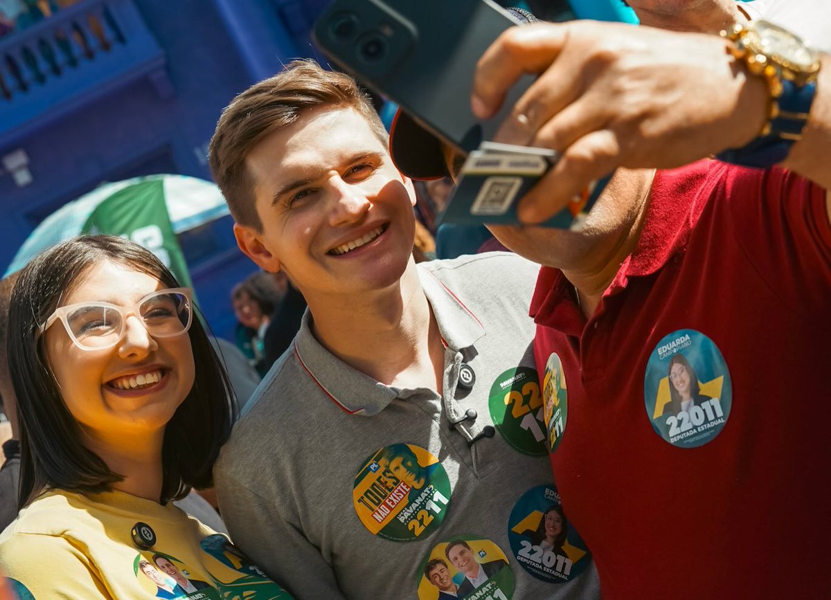 petroConservado's tweet photo. Encontre um adesivo do FLÁVIO BOLSONARO nas fotos abaixo.

Por que candidatos do PL estão tirando o Flávio dos adesivos e colocando o Nikolas, como se o Nikolas fosse candidato à Presidência?

NÃO VOTEM em quem faz campanha sem o FLÁVIO no santinho e com o NIKOLAS como se ele fosse candidato à Presidência.