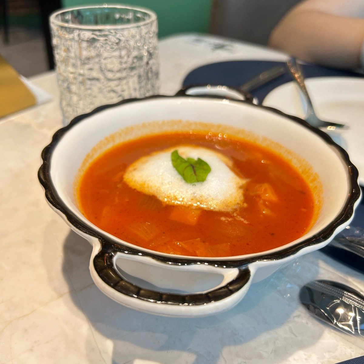 ziloy18's tweet photo. Just had the most cozy weekday lunch: creamy tomato basil soup with a side of buttery garlic toast  Simple, warm, and exactly what I needed today!， https://t.co/iOXFgkNHZd