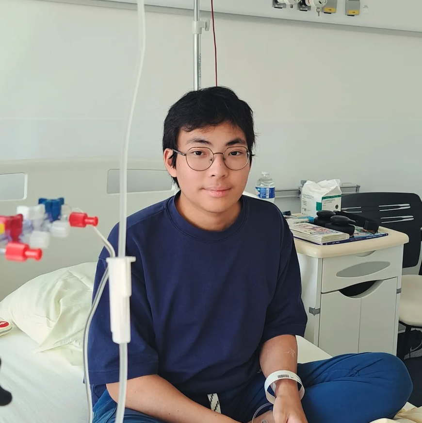 LMPositif's tweet photo. 🇫🇷 Raphaël, 20 ans, atteint d'une leucémie aiguë depuis ses 12 ans, s'apprête enfin à retrouver une vie normale. Un an après l'appel lancé par sa mère pour trouver un donneur compatible, le jeune Toulousain a été greffé et commencera à la rentrée ses études d'informatique. Il pourra ainsi profiter de la vie comme tous les jeunes de son âge, après des années de combat. 💙 (ICI Occitane)