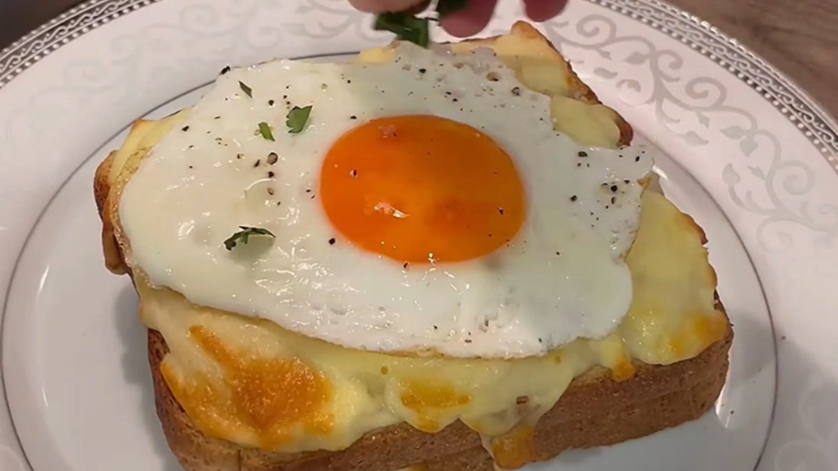 RbinLun's tweet photo. Just whipped up cheesy tomato egg toast in 5 mins—crispy bread, runny egg, melty cheese and tangy tomato, perfect quick cozy bite for a lazy morning! https://t.co/WAm74dIjn0