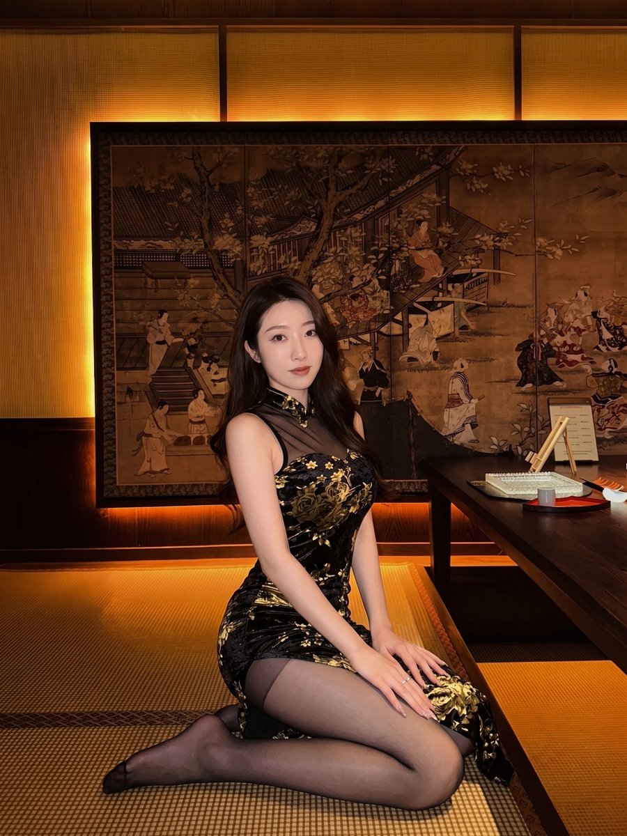 unclelovebb's tweet photo. 虽然是老师但是也喜欢丝袜与高跟鞋的碰撞，这对你们来说算是奖励嘛 https://t.co/M0dI3pNMwo