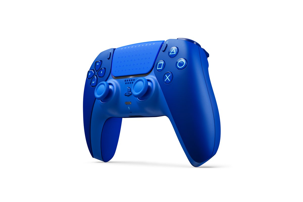 PlayStationUK's tweet photo. I'm blue... The Icon Blue Special Edition DualSense controller launches on September 25. 

Pre-orders live on https://t.co/qNPUawP24l from August 27 (or August 25 for PS Plus members). https://t.co/n7RfRC11qG