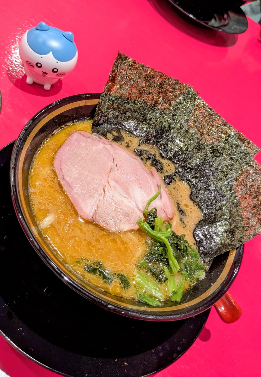 pontarorx's tweet photo. またラーメンなんですけど🍜

岩出市に人気店がオープンしたので
我道家直系 ふたみ家さんに行きました☺️

おいしいおいしい✨️
オープン記念なのかな？ライスかチャーシュー丼が無料で付いてきました、とくした😚 https://t.co/xk46l5yALP