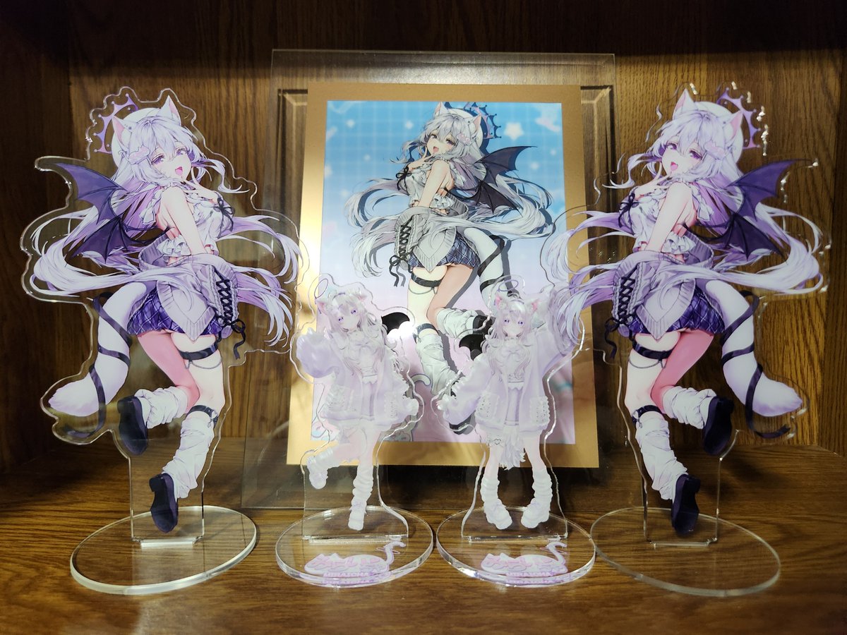 7cmTom's tweet photo. コラボアクスタ、両面にイラストあるの良いですね。 https://t.co/lY492nT8Dv